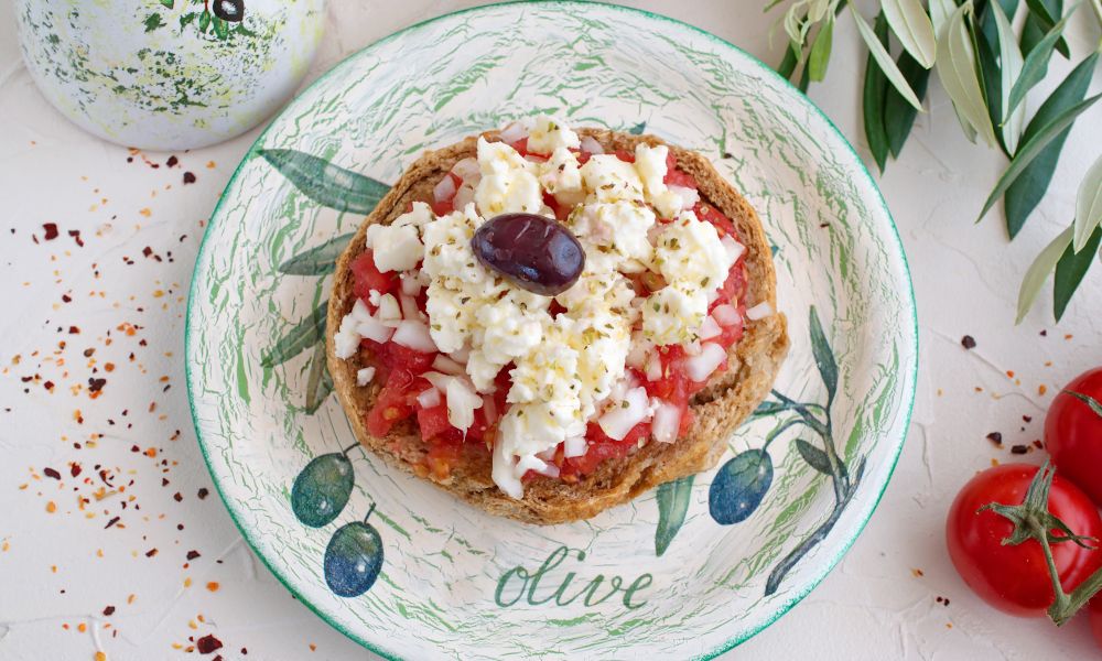 https://joinup.md/api/cms/uploads/Greece_Dakos_traditional_greek_bruschetta_1_c3f9d2181a.jpg