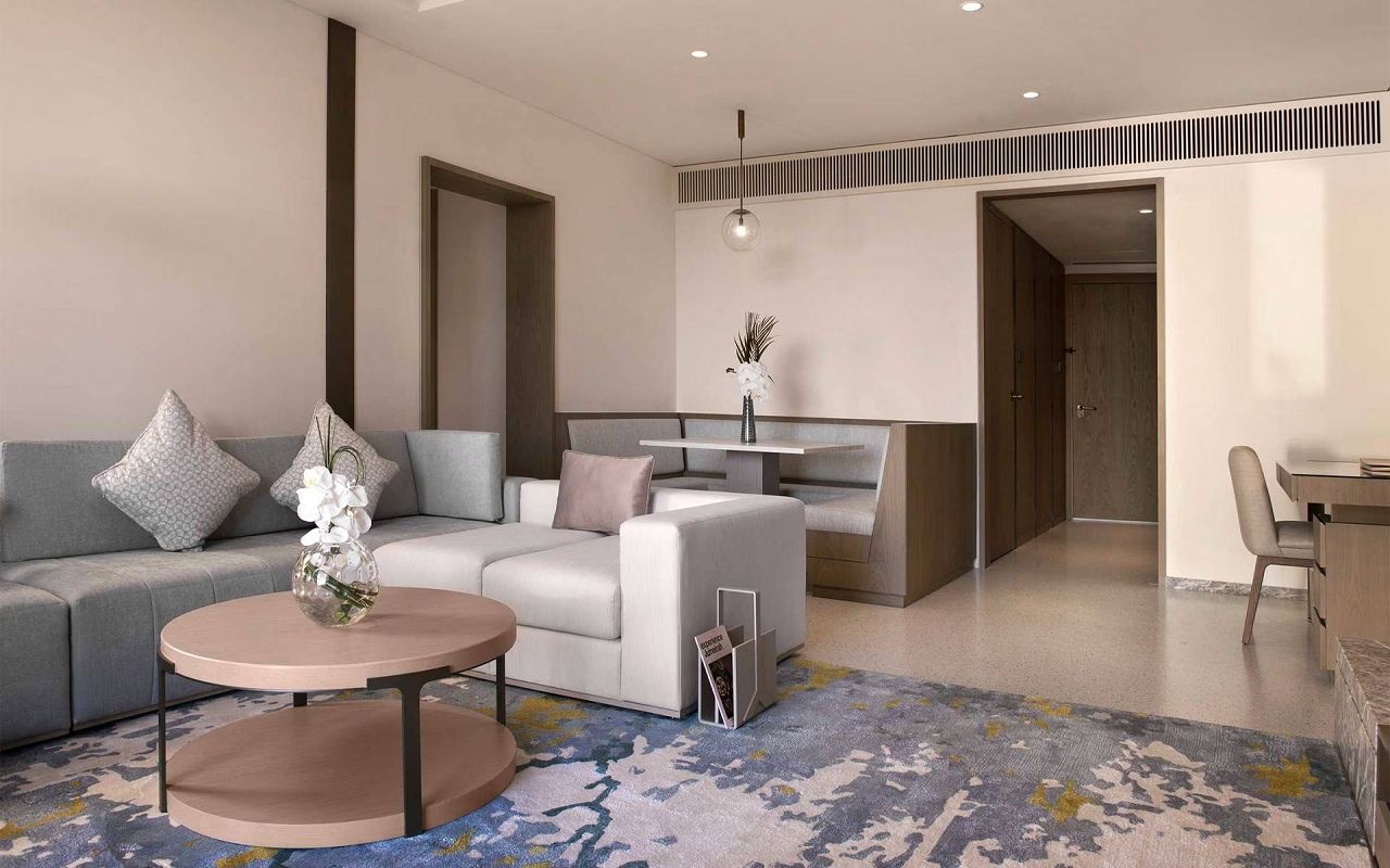 16-9-jumeirah-beach-hotel-family-garden-suite-living-room_landscape