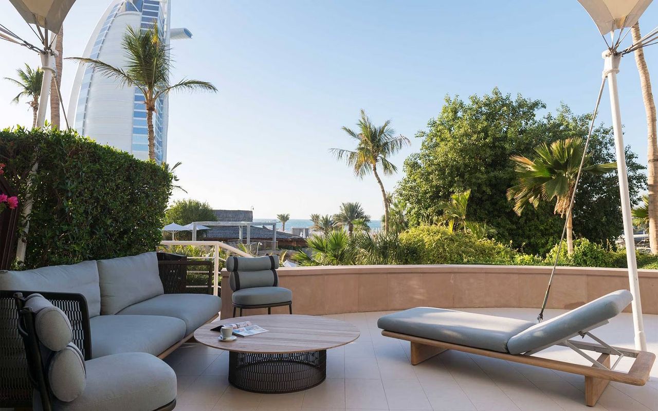 16-9-jumeirah-beach-hotel-family-garden-suite-terrace-2_landscape