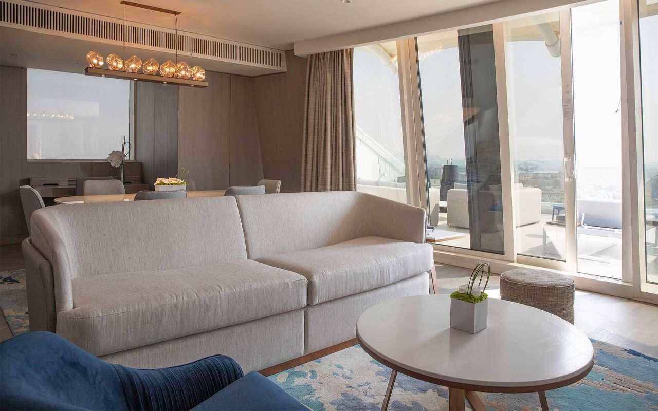 16-9-jumeirah-beach-hotel-two-bedroom-ocean-suite-living-room-window_landscape