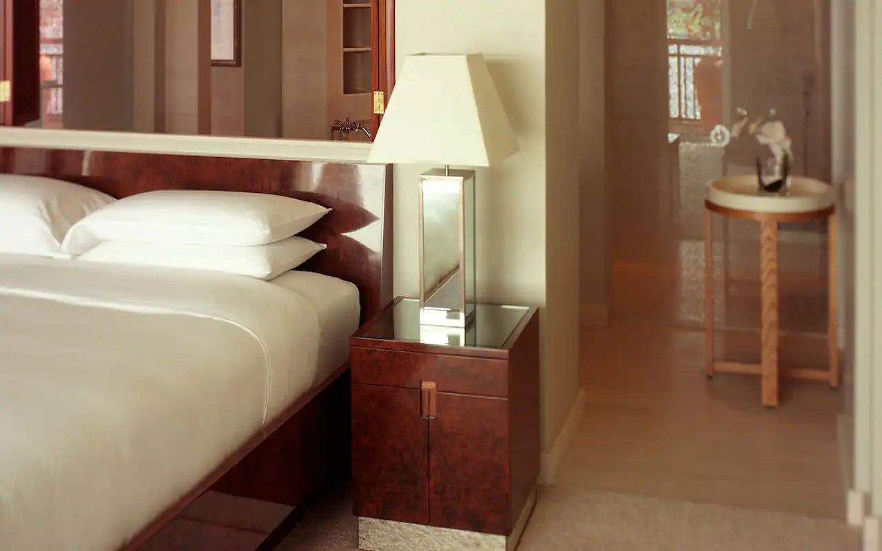 AnyConv.com__DXBPH-P037-Presidential-Suite-Bedroom-and-Bathroom.16x9