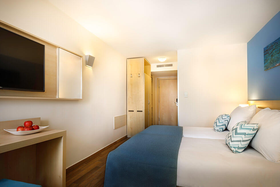 Classic triple room 2