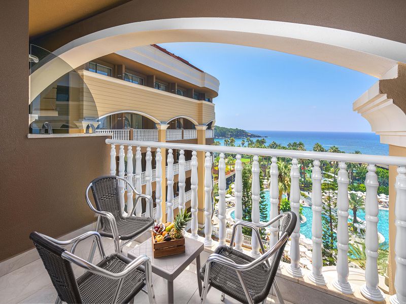 Deniz Manzaralı Standart Oda Balkon (2)