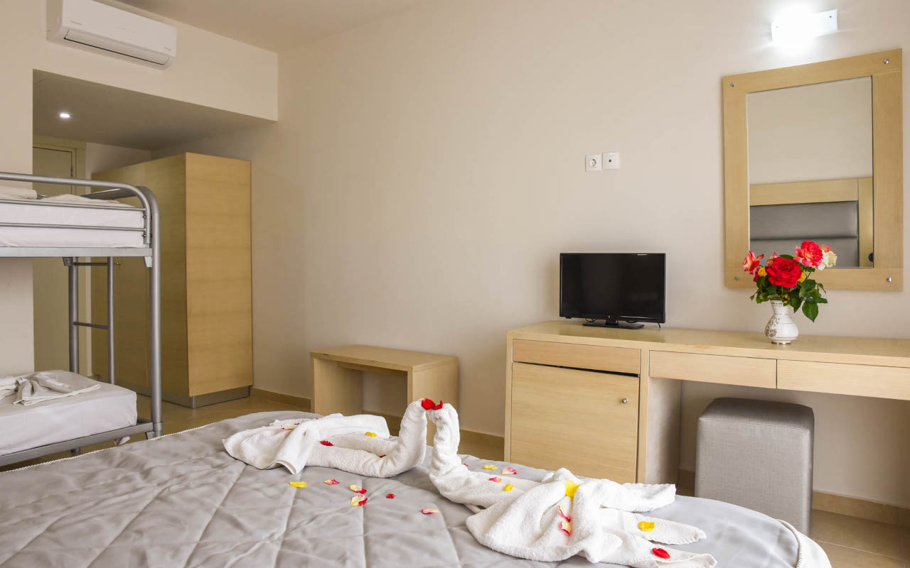 FAMILY ROOM BUNK BED (2)-min