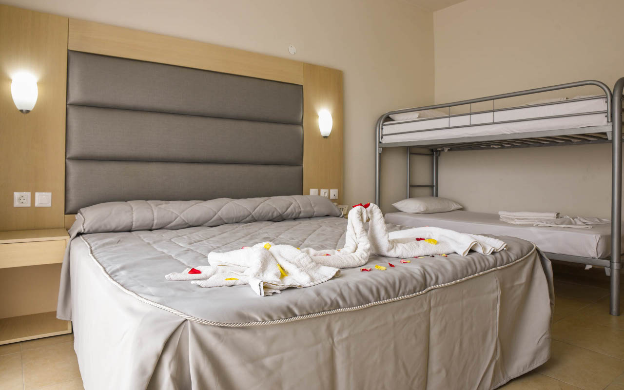 FAMILY ROOM BUNK BED-min