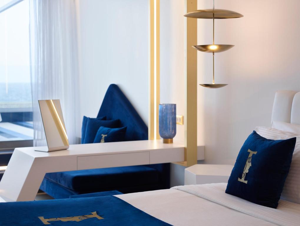 Gold Junior Suite Sea View (3)