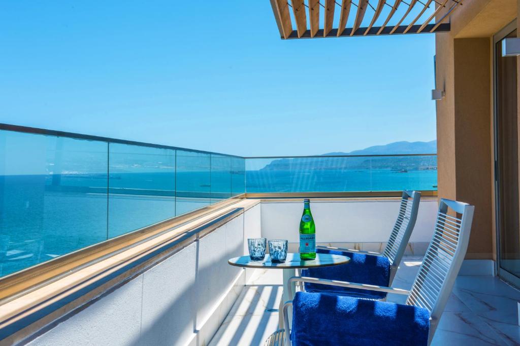 Gold Sky Suite with Panoramic Sea View (7)