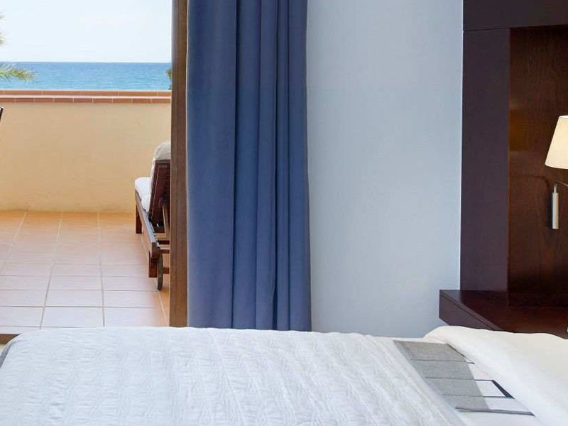 Hotel-room-with-private-terrace-close-to-Barcelona
