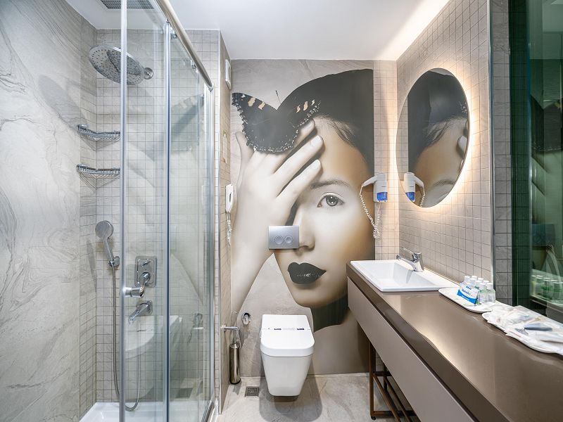 Kara Manzaralı Aile Odası Banyo