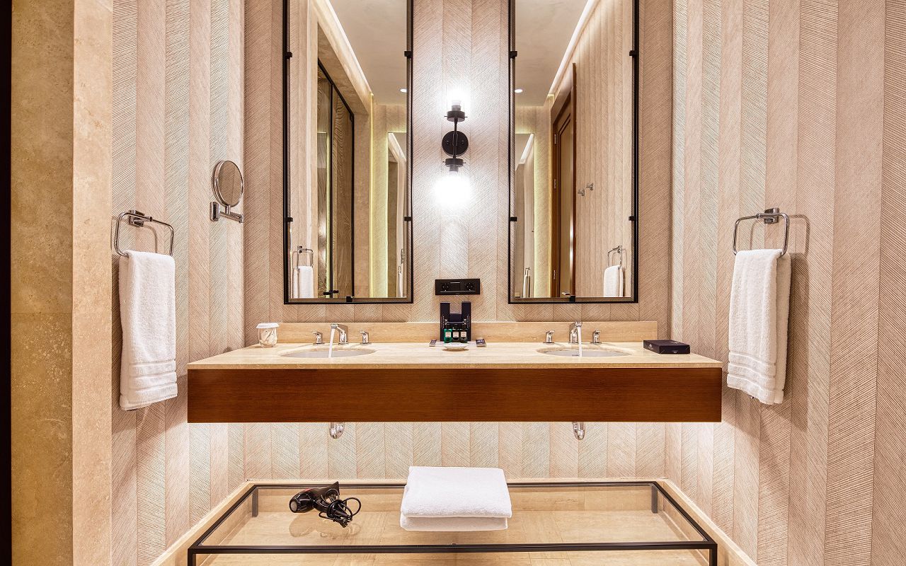 Luxury Lagoon Suite- Bathroom _ WC (2)