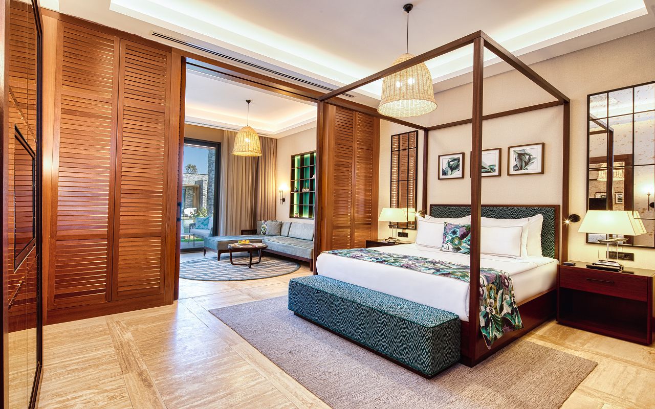 Luxury Lagoon Suite- Bedroom (2)