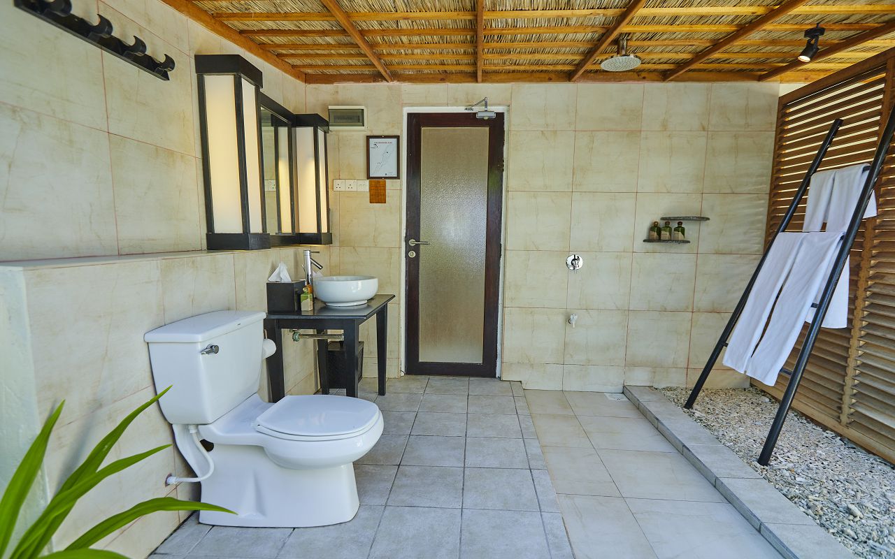 PremiumBeachBungalowBathroom_2