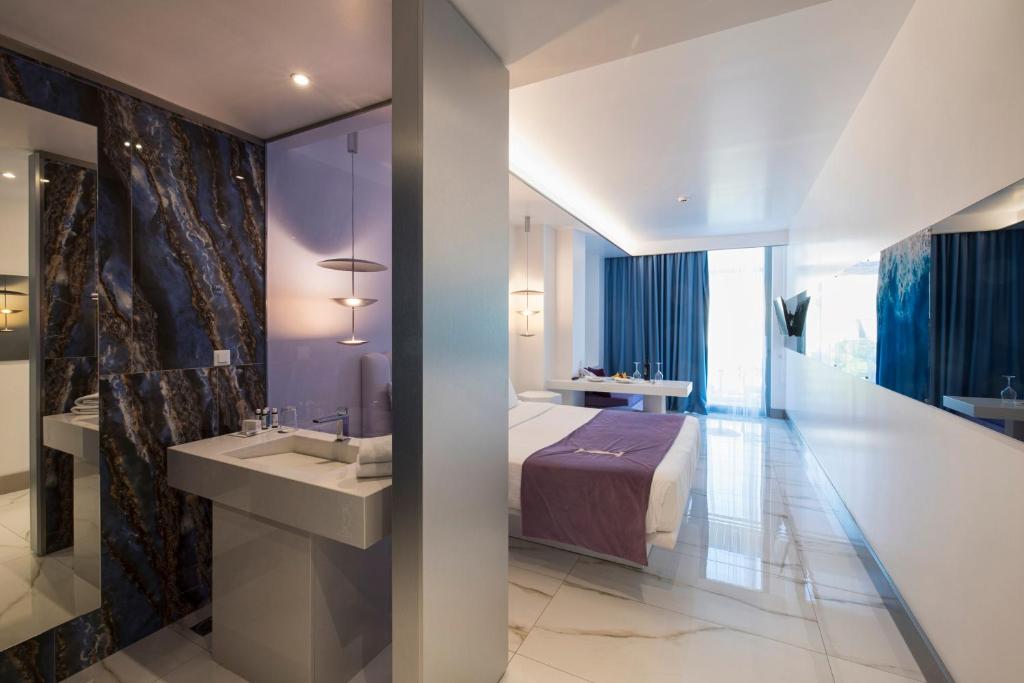 Silver Junior Suite Land View (1)