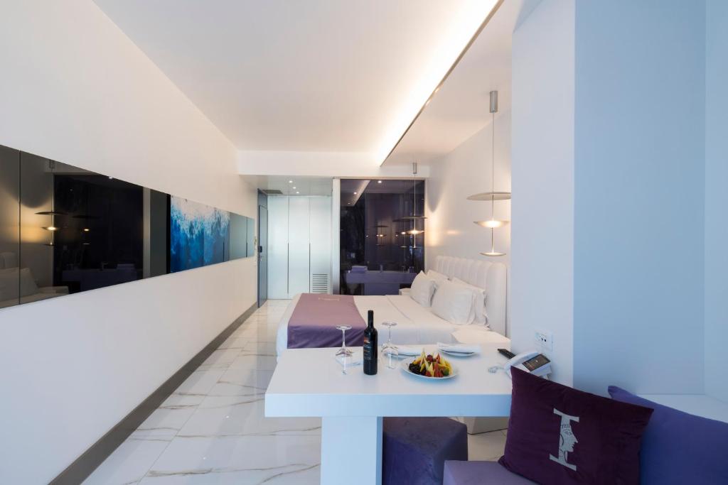 Silver Junior Suite Land View (3)
