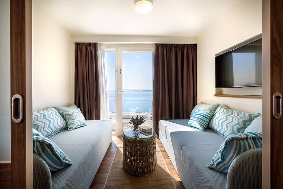 Standard family room with balcony sea view 4