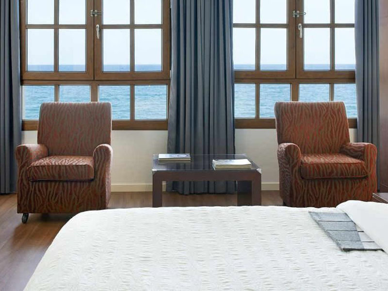 Stay-in-a-Grand-Deluxe-room-near-Barcelona