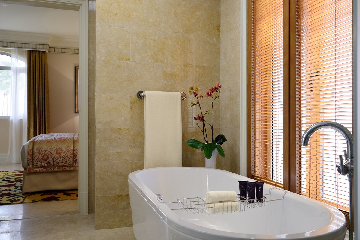 The Ritz-Carlton Abu Dhabi, Grand Canal Villa bathroom