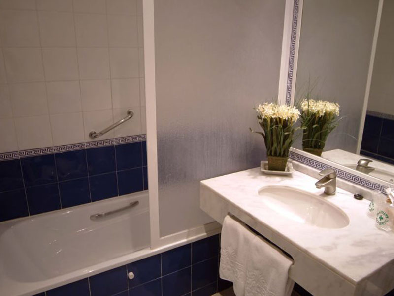 habitacion-estandar-aseo-banera