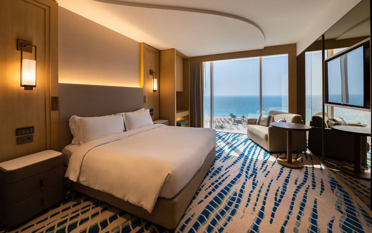 jumeirah-beach-hotel-two-bedroom-ocean-club-master-bedroom
