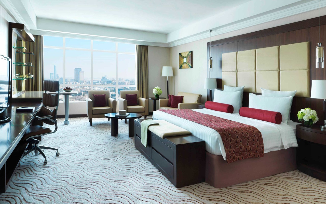room-suite-double-bed-2520x1400