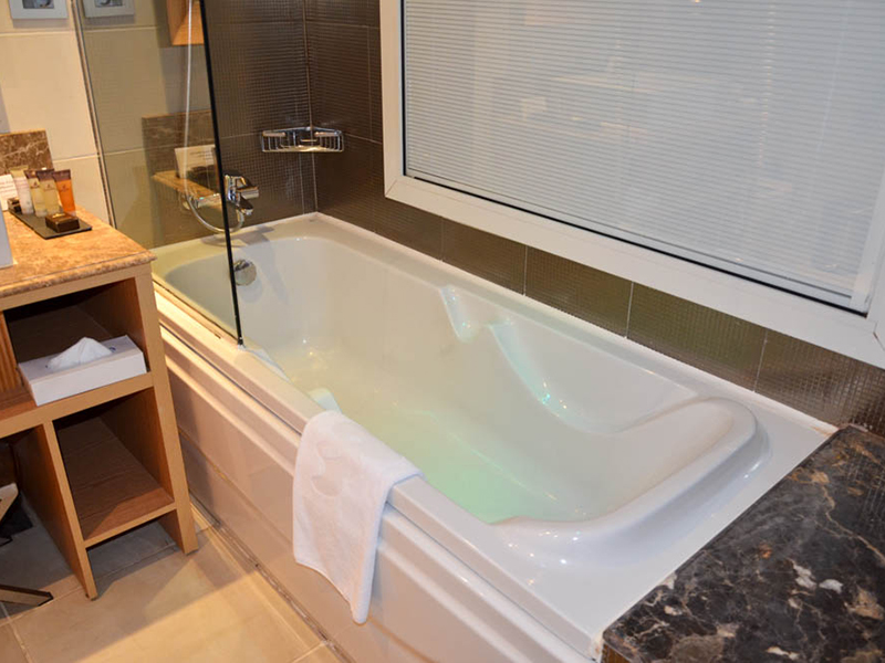 Family Jacuzzi Room (8)