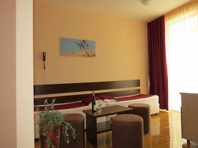 ONE BEDROOM APARTMENT