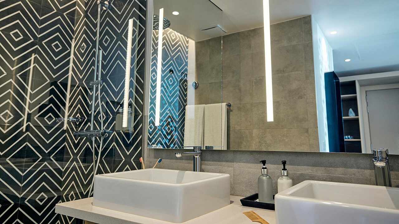 csm_tui-blue-bahari-zanzibar-deluxe-room-modern-style-bathroom_1dad9cc195