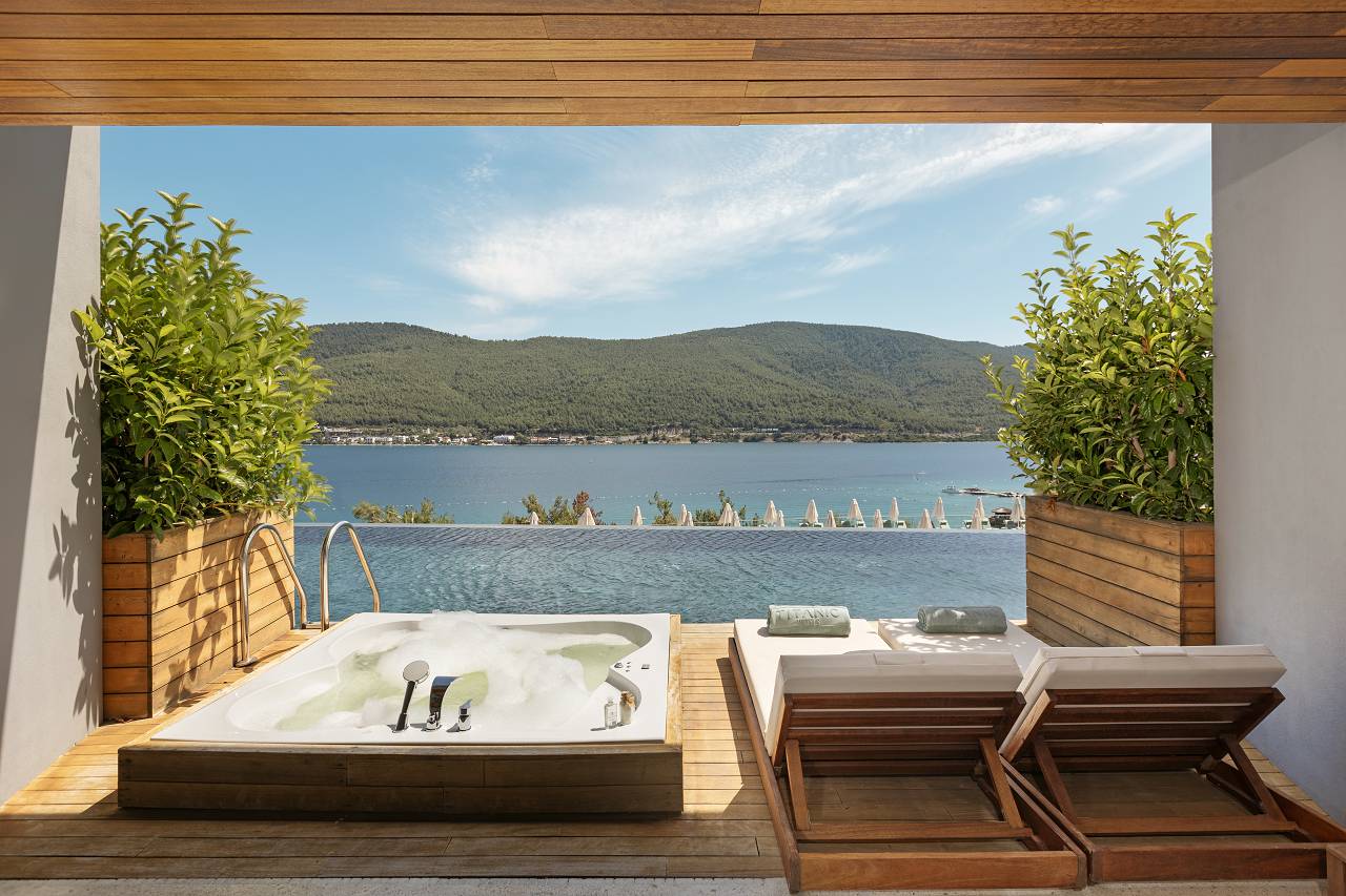 Titanic Luxury Collection Bodrum_Exclusive Swimup Room (1)