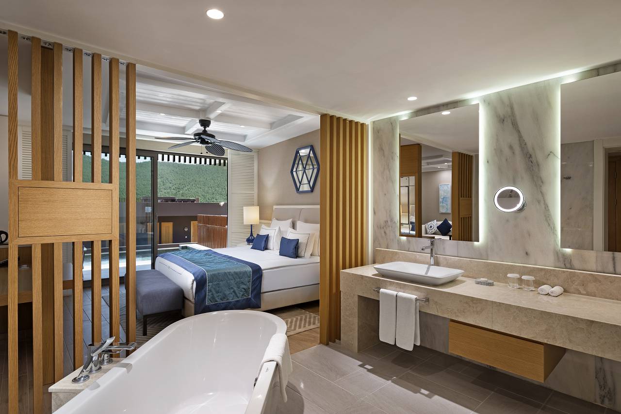 Titanic Luxury Collection Bodrum_Swim Up Deluxe Suite (2)