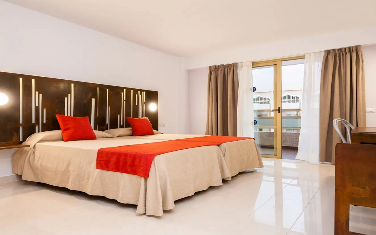 Double Room (3)