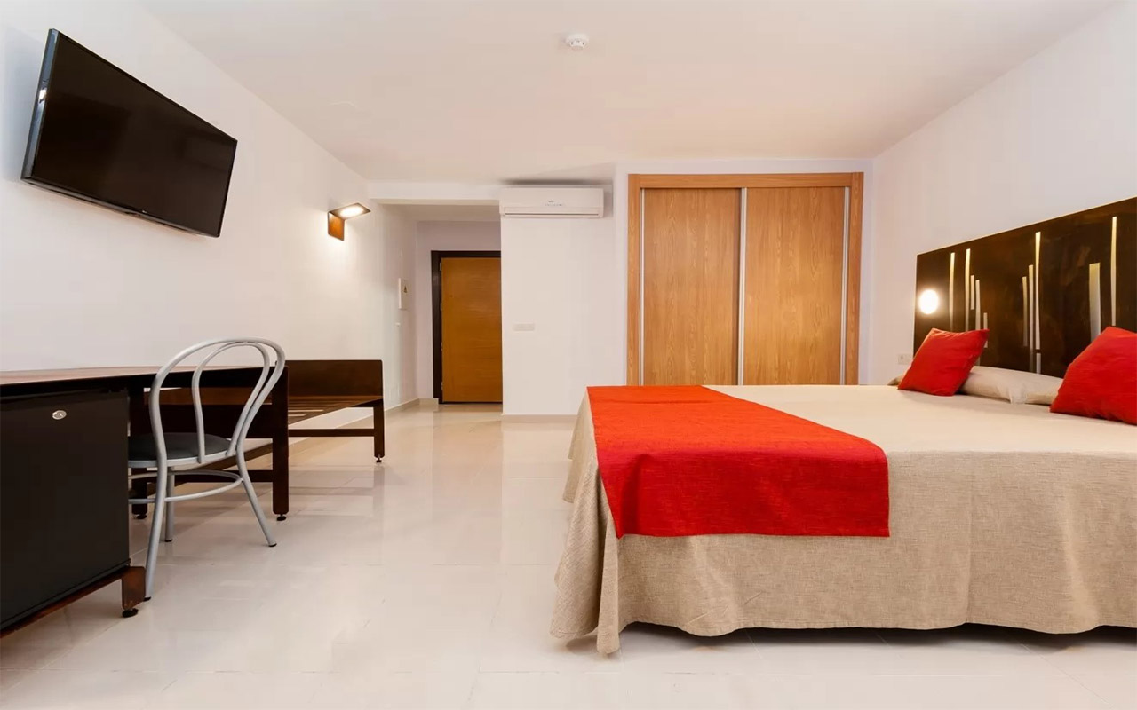 Double Room (4)