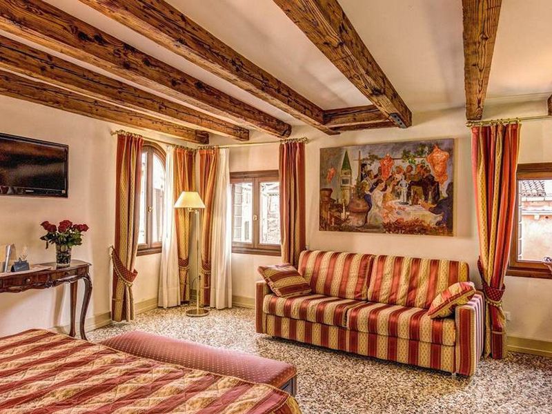 Deluxe Double Room with Canal View2