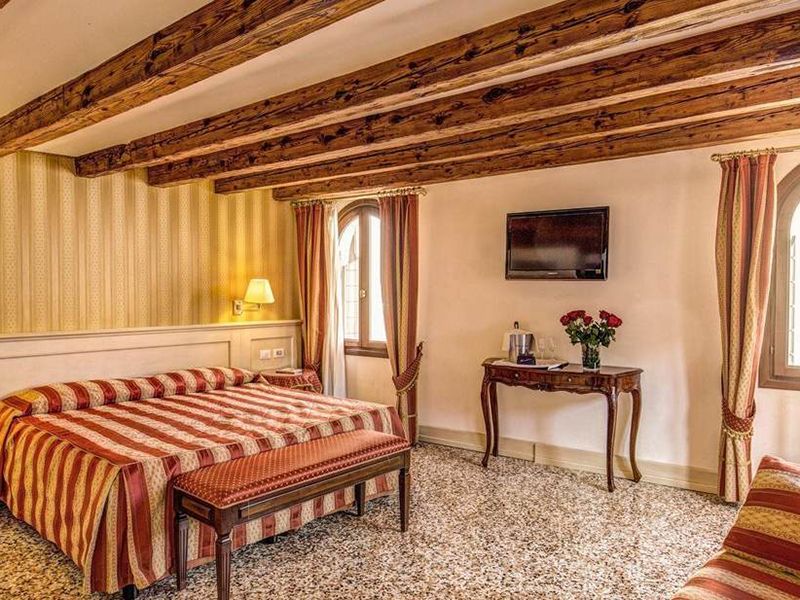 Deluxe Double Room with Canal View3
