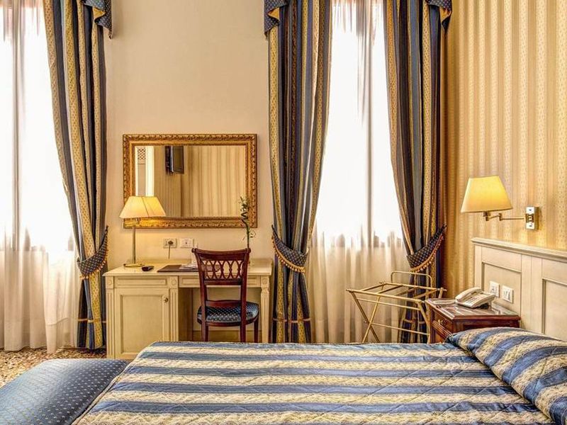 Deluxe Double Room with Canal View5