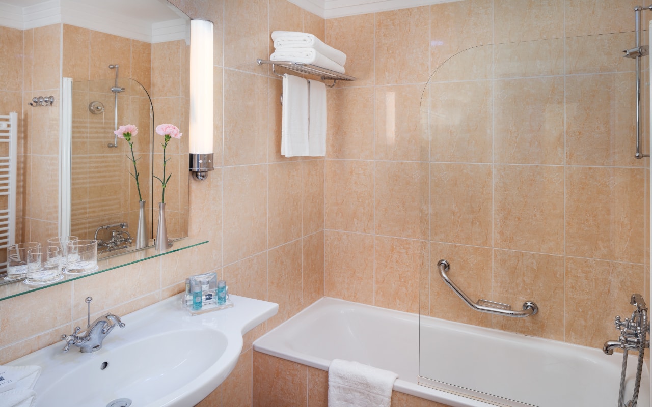Deluxe_Suite_bathroom-min