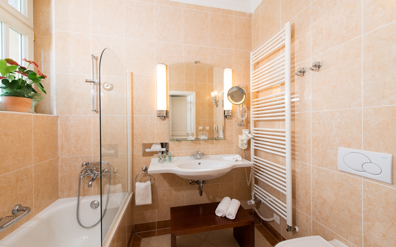 Deluxe_bathroom-min
