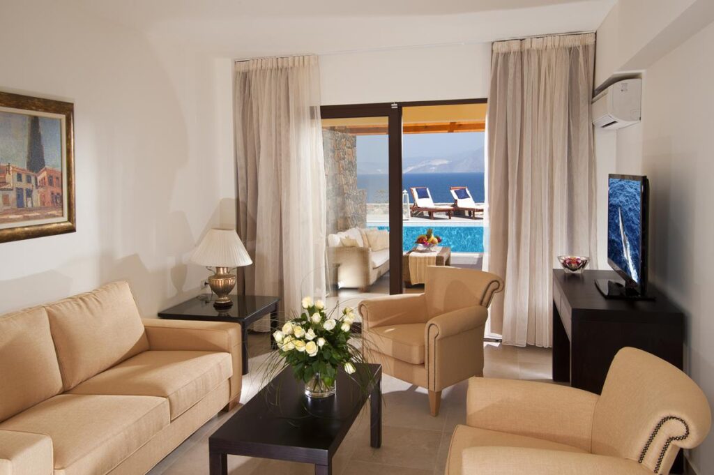 SUITE-1-BEDROOM-SV-POOL-2-1024x681