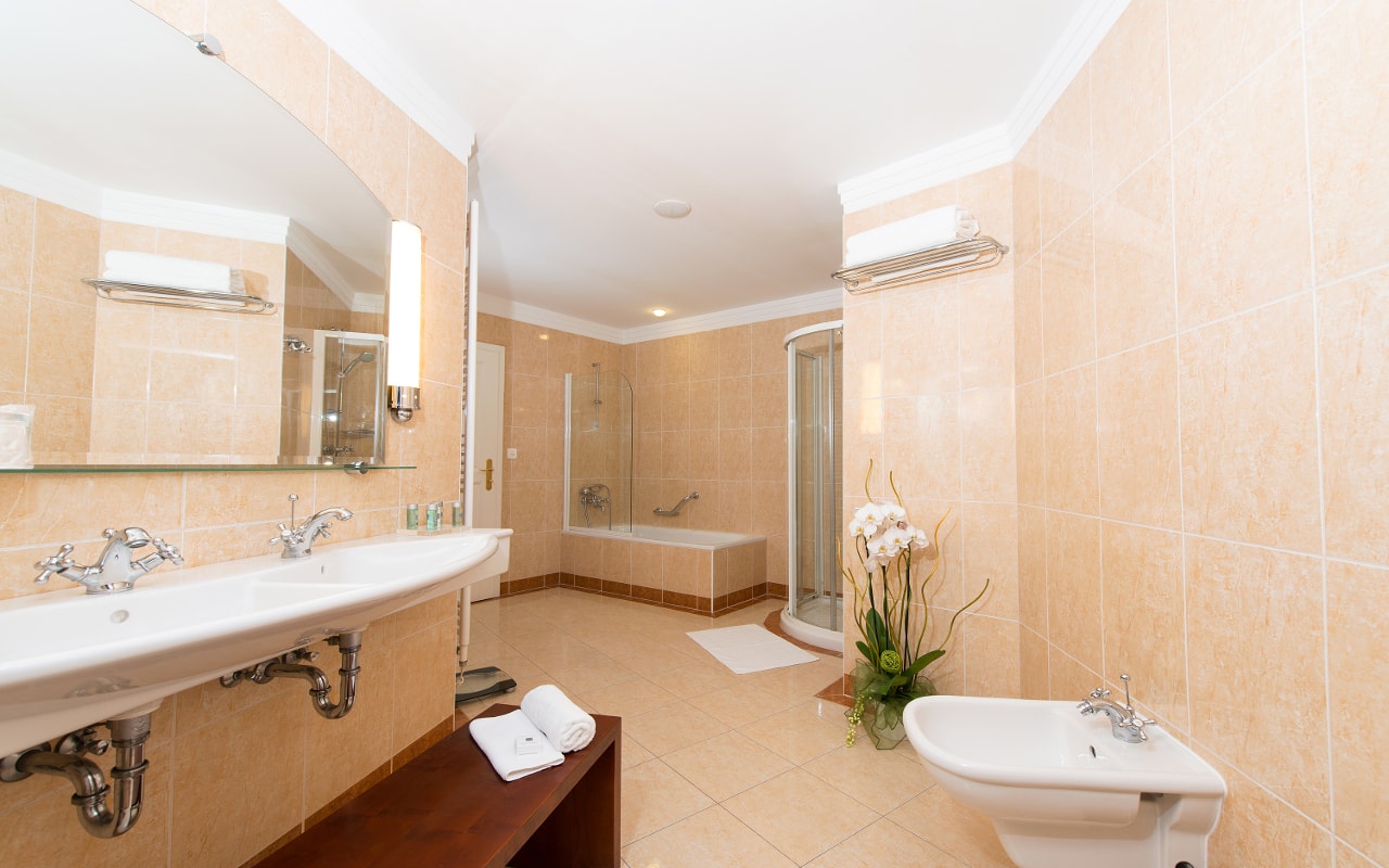 Suite_bathroom-min