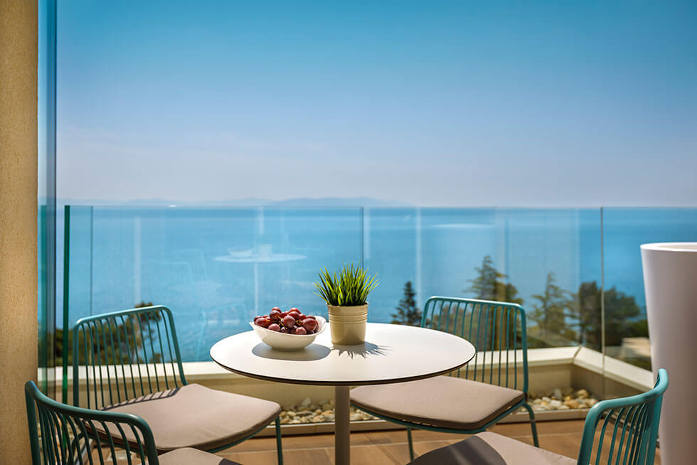Superior family suite with balcony sea view 3