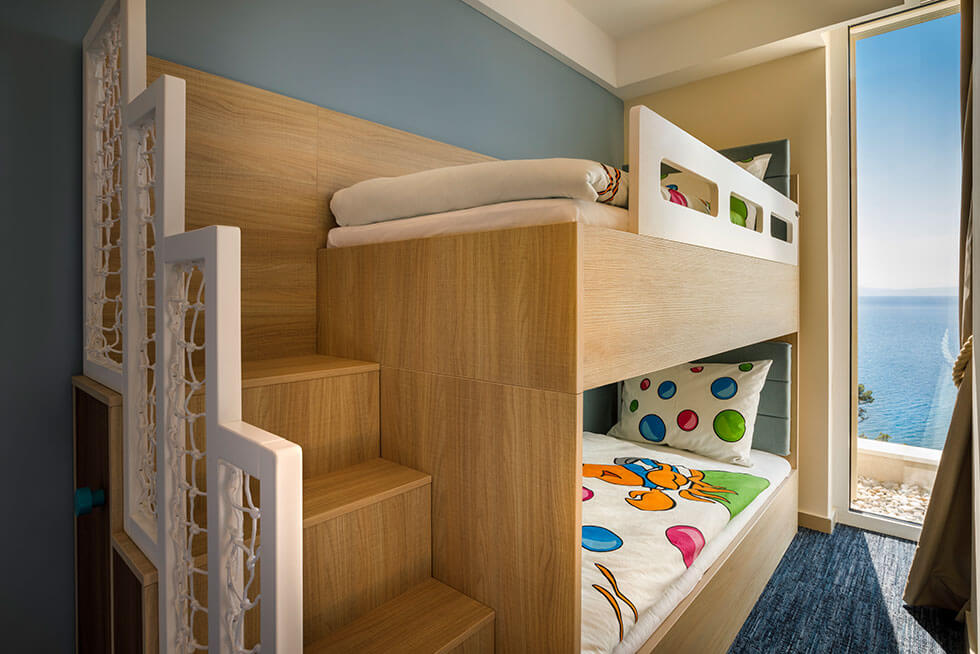 Superior family suite with balcony sea view 5