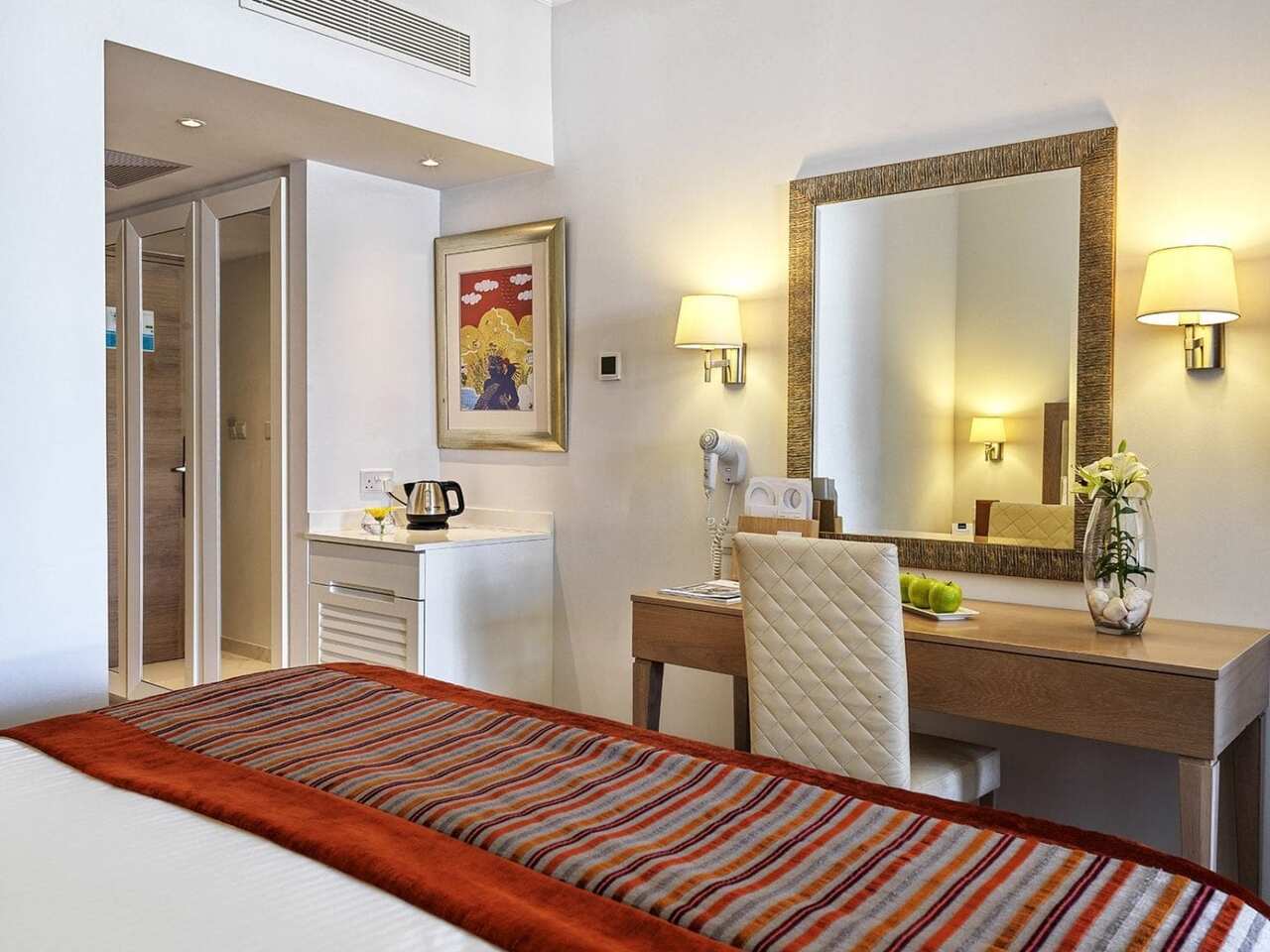 Family Junior Suite with Private Garden (Pool View) (4)