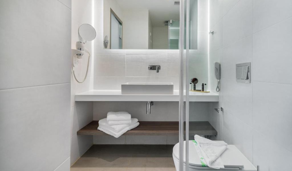 Double-Room-with-Pool-View-2-min