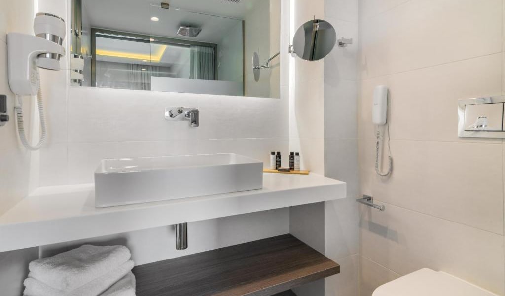Double-Room-with-Pool-View-6-min