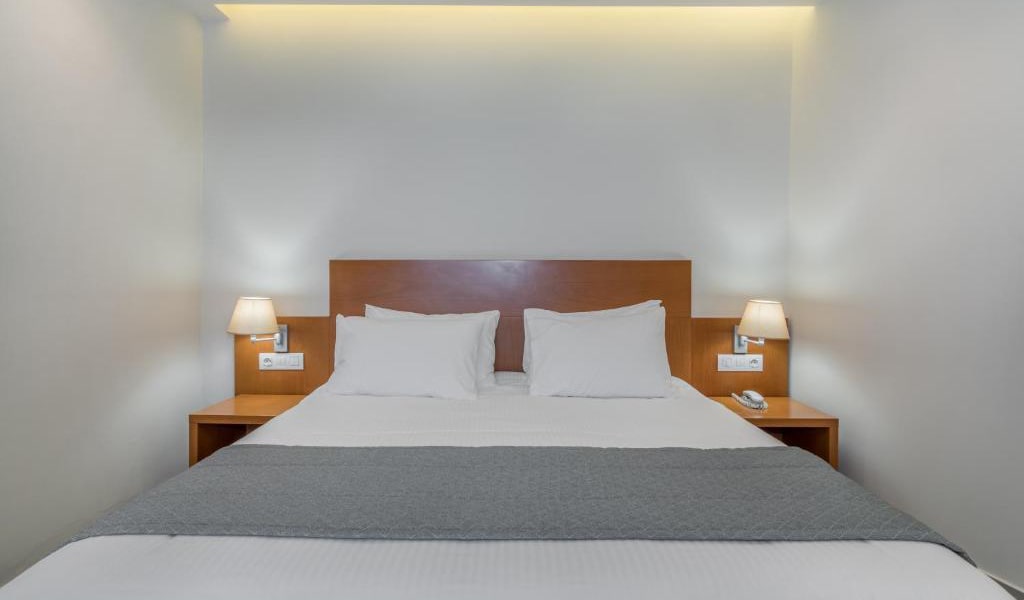 Double-Room-with-Pool-View-9-min