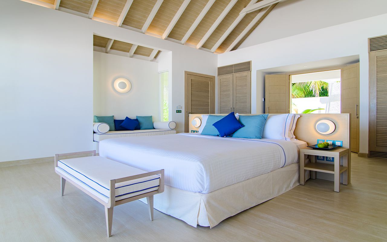 Baglioni_Resort_Maldives_Beach_Villa_Bedroom_02