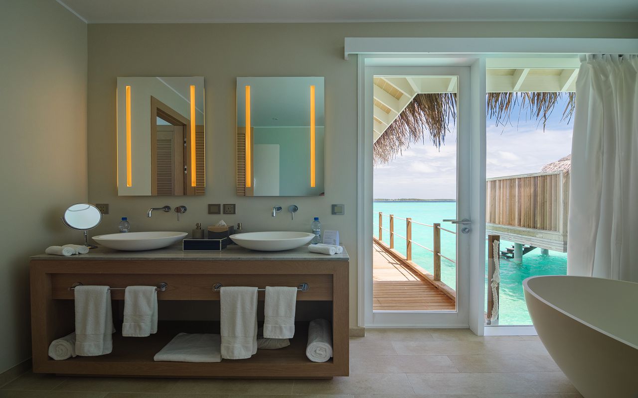 Baglioni_Resort_Maldives_Water_Villa_interior_04