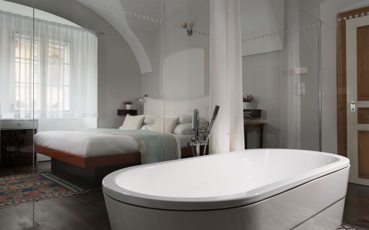 Deluxe-Room_02-min