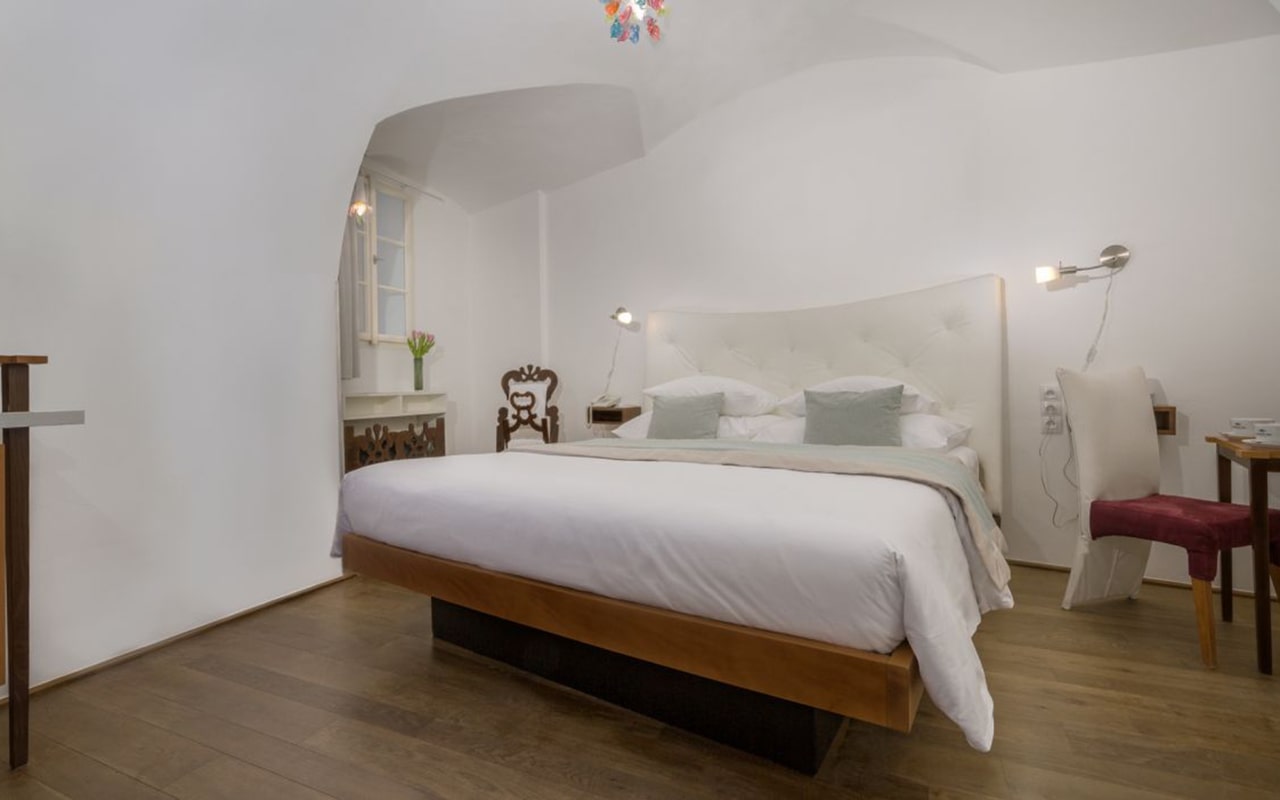 Superior-Room_05-min
