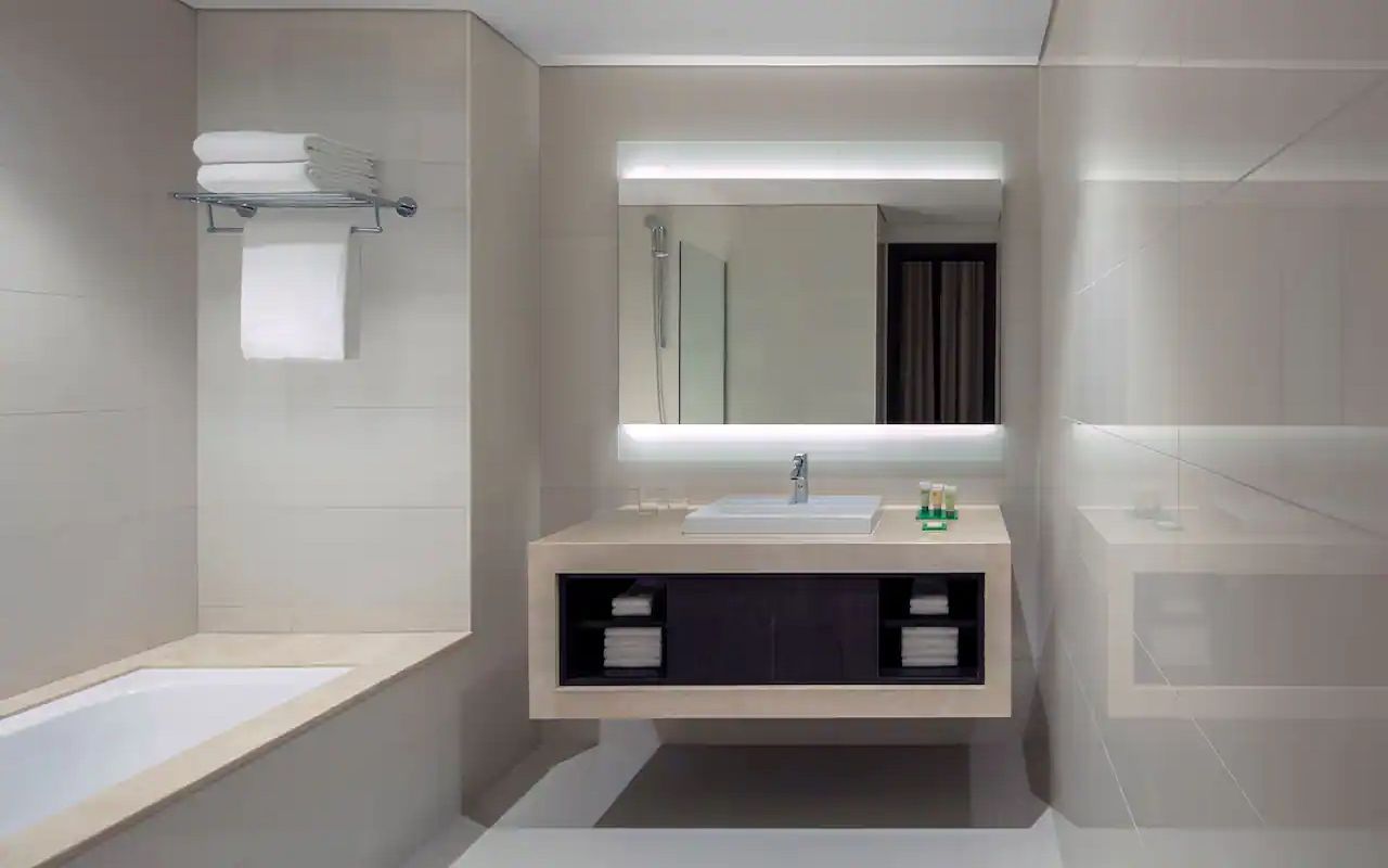Hyatt-Place-Dubai-Jumeirah-P077-Bathroom-with-Bathtub.16x9