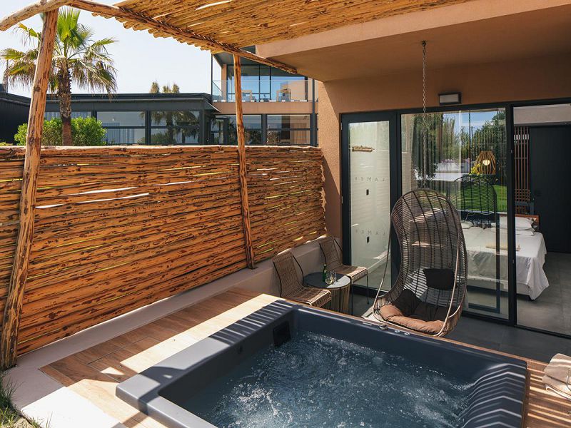 5.-Superior-Room-Garden-Level-with-Outdoor-Jetted-Tub-11